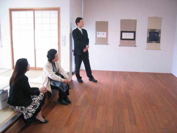 2F展示会場の吉田先生（中央）