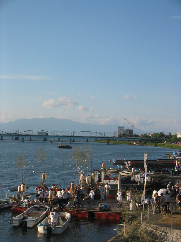 昨年の船幸祭。昼間の瀬田川･唐橋付近の様子です。天気は晴れでした。