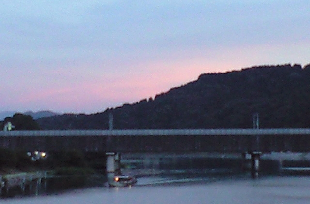 瀬田の唐橋から見た風景<br>青の中の色