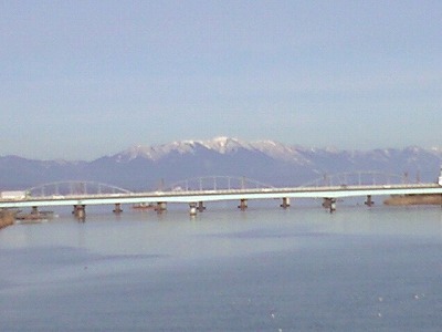 瀬田の唐橋から撮った比良の雪景色。
