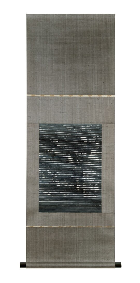 張 静雯「光に翳す」
画寸:415×295mm、全寸 1193×476mm、
素材:墨、雲母、水干、美濃紙