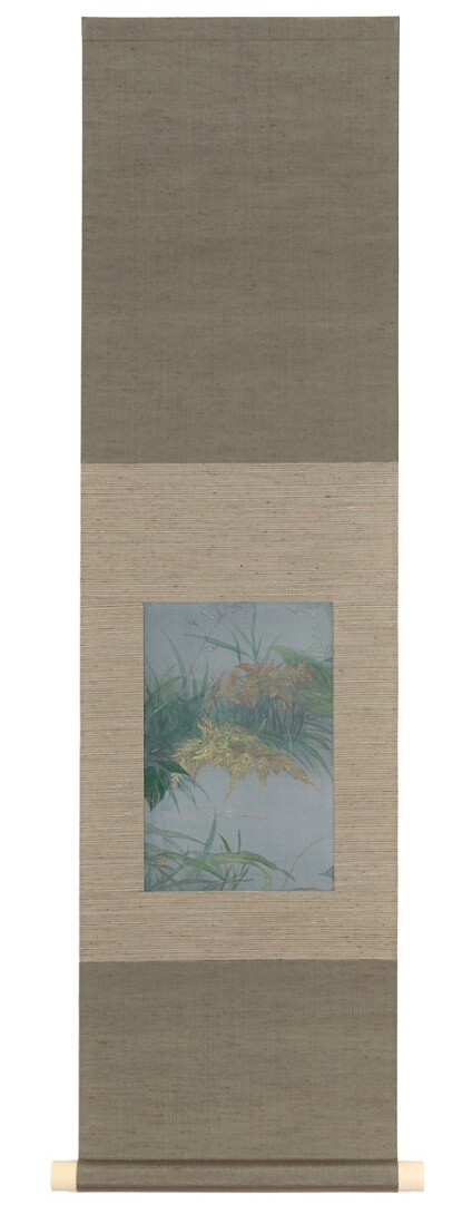 田澤 苑実「庭先にて」
画寸 243×159mm、全寸 993×310mm、 素材:絹、岩絵具、金泥
