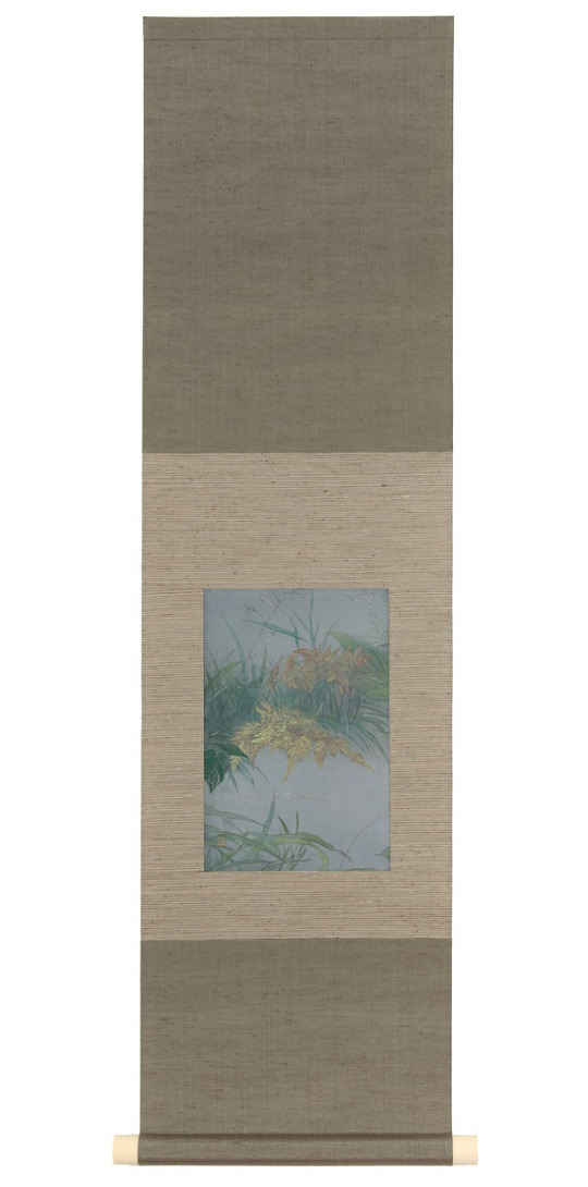田澤 苑実「庭先にて」
画寸 243×159mm、全寸 993×310mm、 素材:絹、岩絵具、金泥