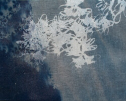 李 唯親「幽花」2026、絹、綿線、岩絵の具、銀箔、333×242×20mm、¥41,800(税込)